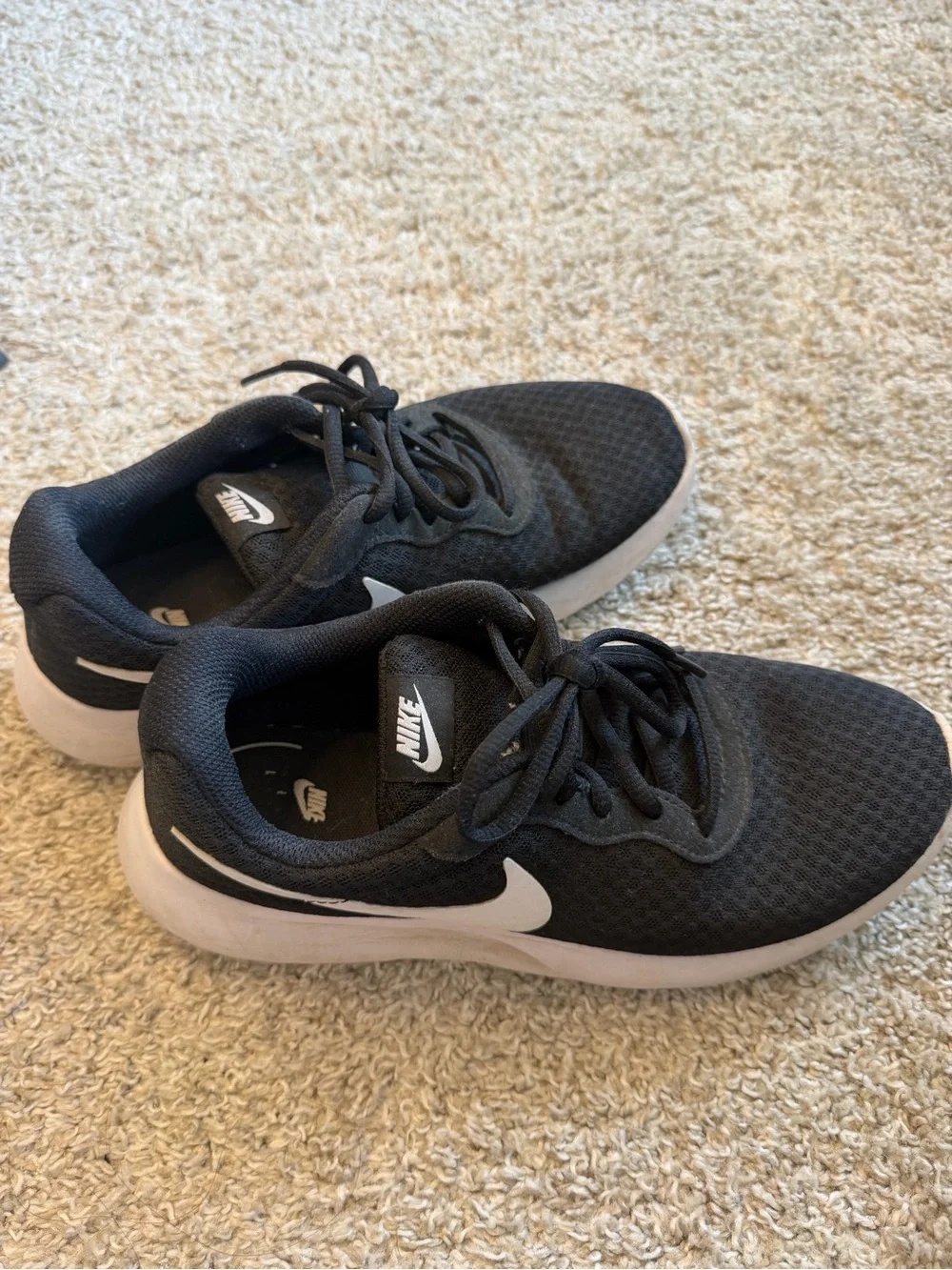 Nike Tanjun Black Mesh Running Shoes with White Soles Women’s 7.5